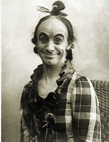 Black and white photo of Dan Leno as Sister Anne in the Bluebeard pantomime, 1901.