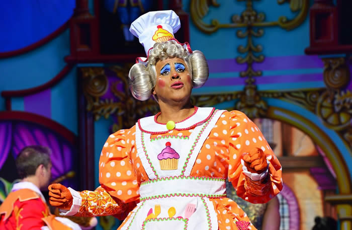 Production image of Gary Wilmot as panto Dame, Sarah the Cook in Dick Whittington at the London Palladium.