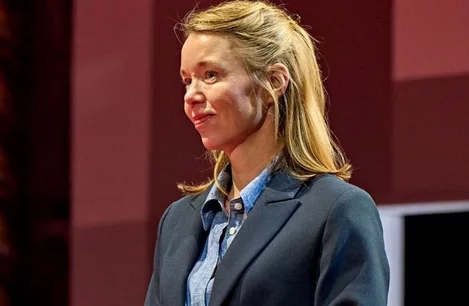 Anna Maxwell Martin in The Constituent