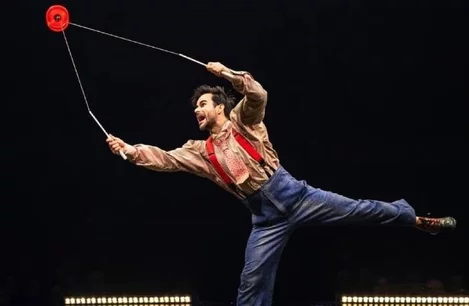 Performers in Cirque du Soleil: Corteo
