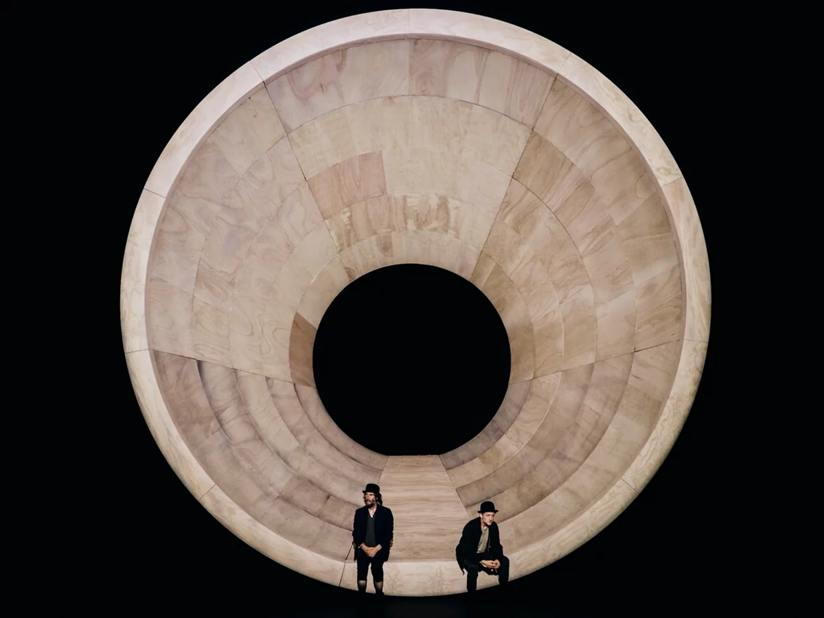 Estragon (Keanu Reeves) and Vladimir (Alex Winter) in Waiting for Godot