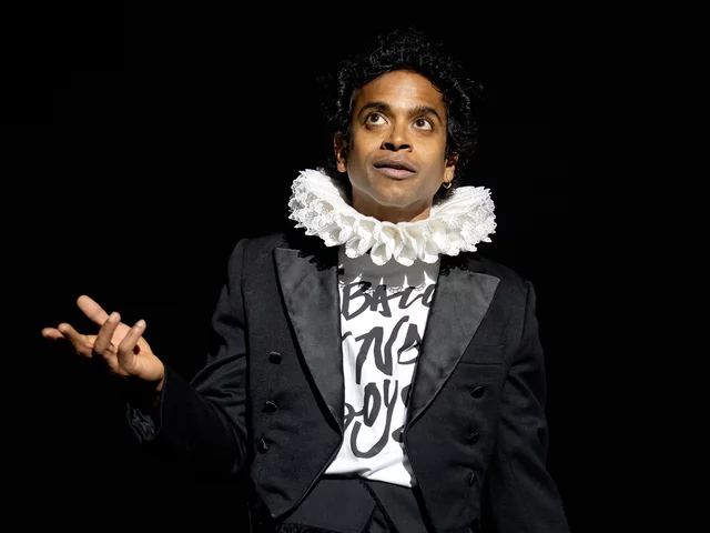 Hiran Abeysekera as Hamlet