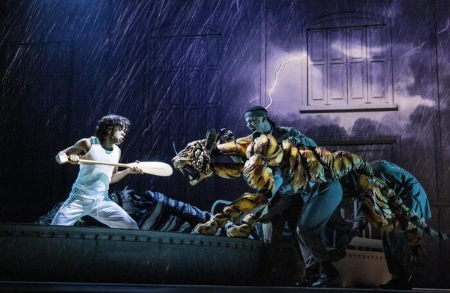 Hiran Abeysekera and the tiger Richard Parker in Life of Pi on Broadway