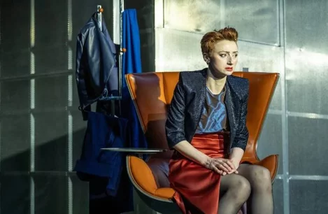 Jodie McNee as Julia in Minority Report