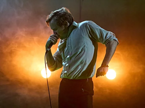 Jack Holden performs in Kenrex