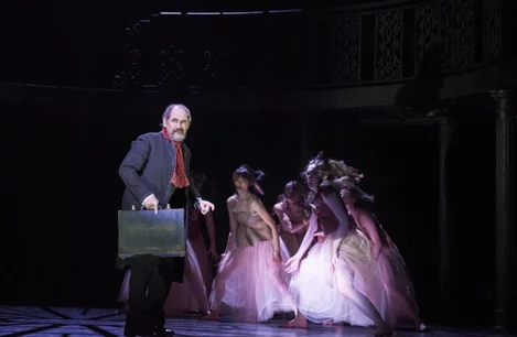 Mark Rylance and the dancers in Dr Semmelweis