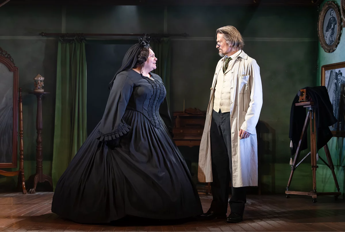 Keala Settle and Hal Fowler star in Mrs President