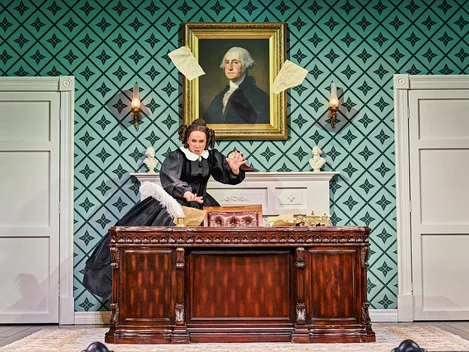Mary Todd Lincoln (Catherine Tate) in Oh, Mary!