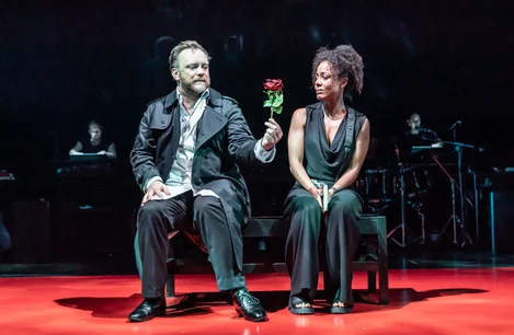 Sam Troughton (Larry) and Nina Toussaint-White (Anna) in Closer at Lyric Hammersmith Theatre