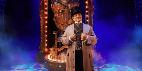 The Wizard in Wicked at the Apollo Victoria Theatre